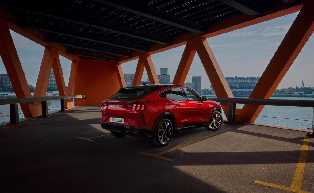 Ford Mustang i garage